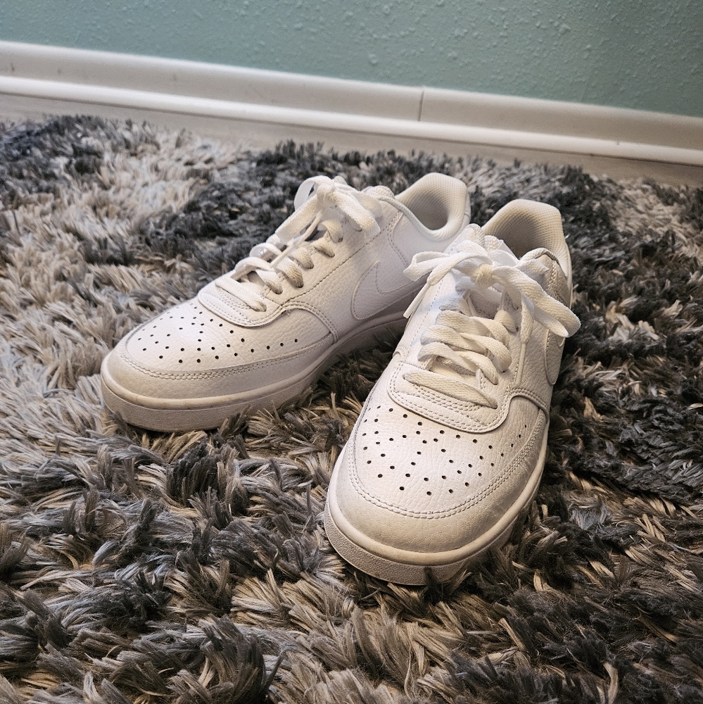 Womens size 9 Nike tennis shoes.